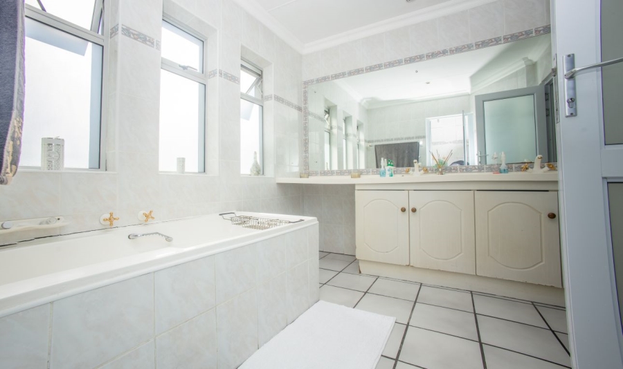 To Let 5 Bedroom Property for Rent in Beacon Bay Eastern Cape